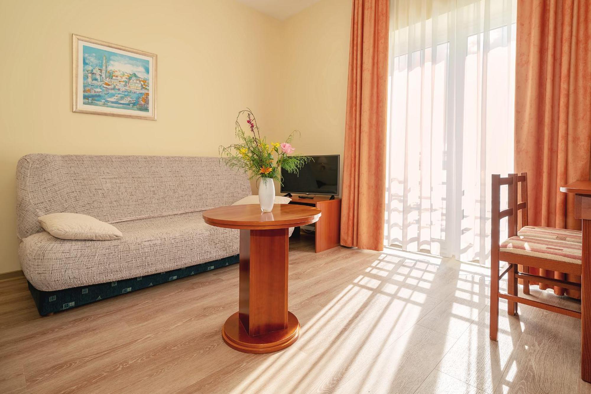 Hotel Dobrovit