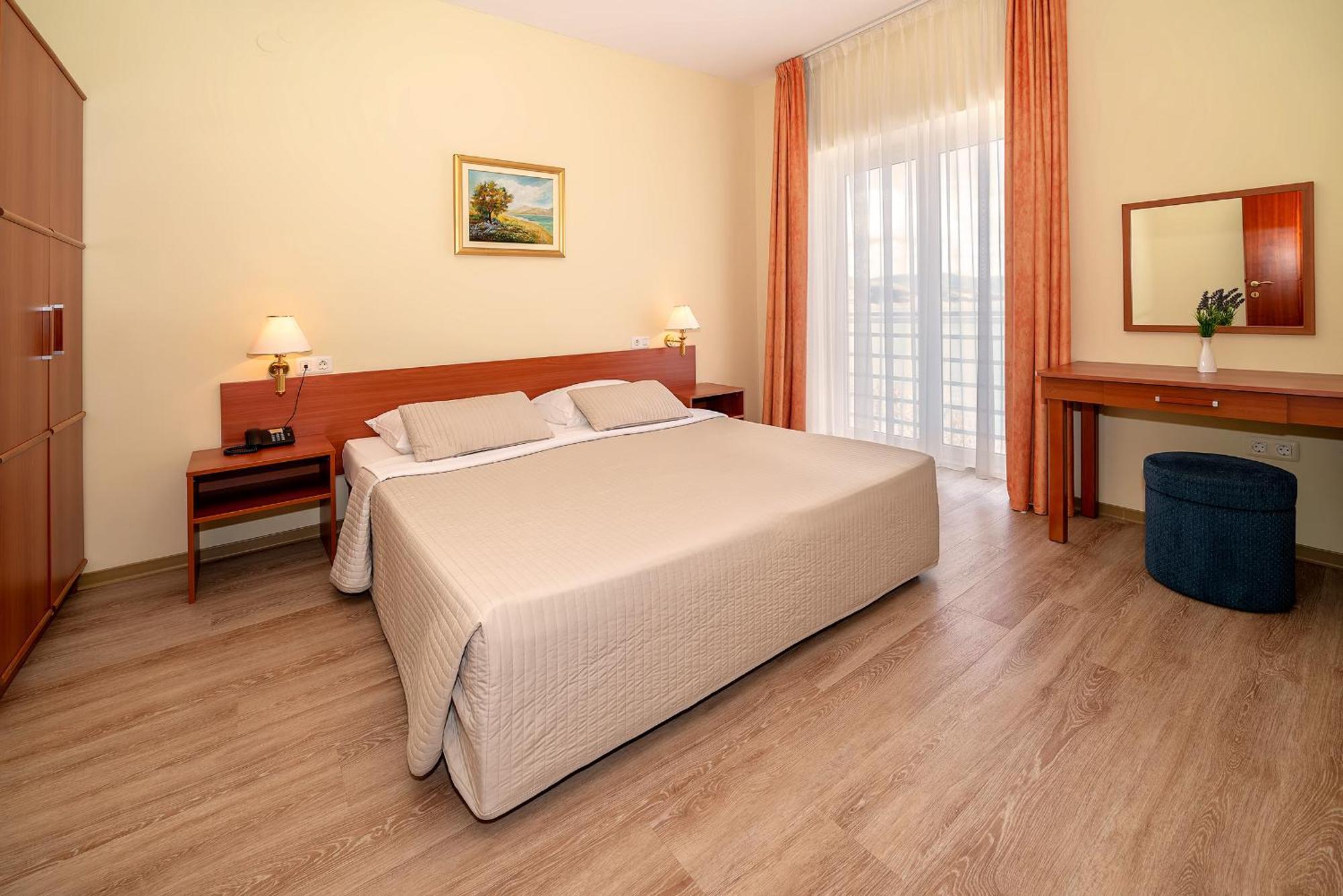 Dobrovit Hotel 3*