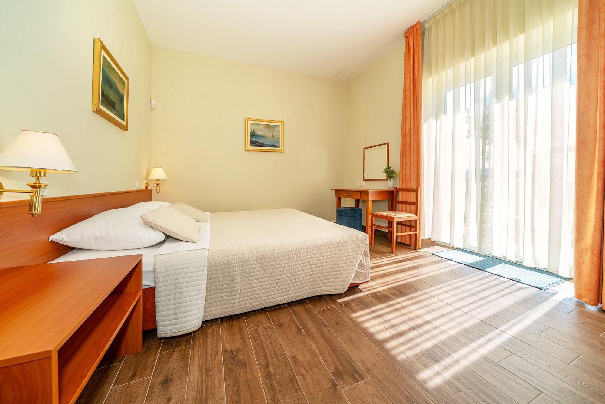 Hotel Dobrovit